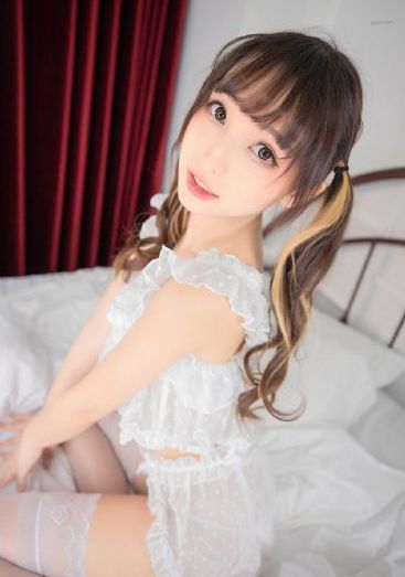 少妇羞涩呻吟乳沟偷拍视频