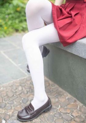被迫成为女同学的脚奴袜奴
